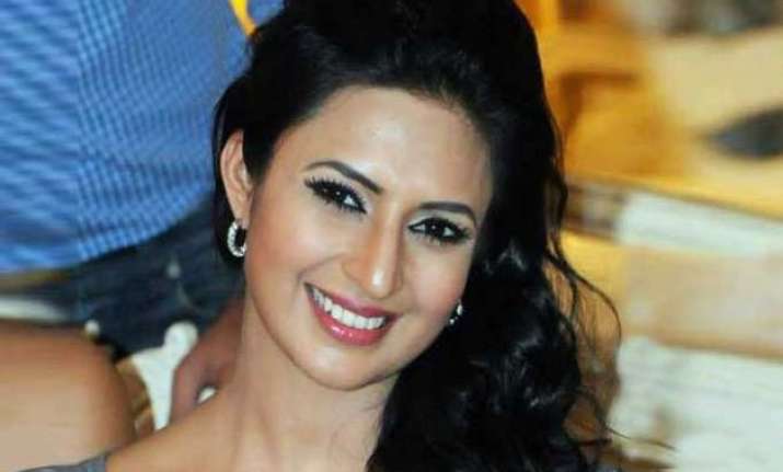 divyanka misses ruhi on ye hai mohabbatein set