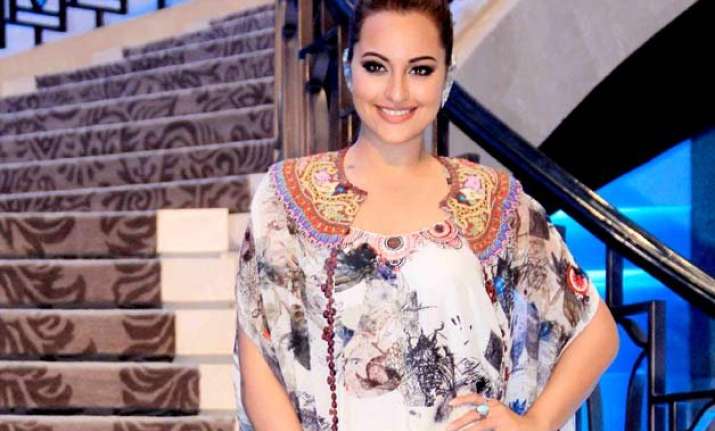 on farah ki daawat sonakshi enjoys cooking with mom
