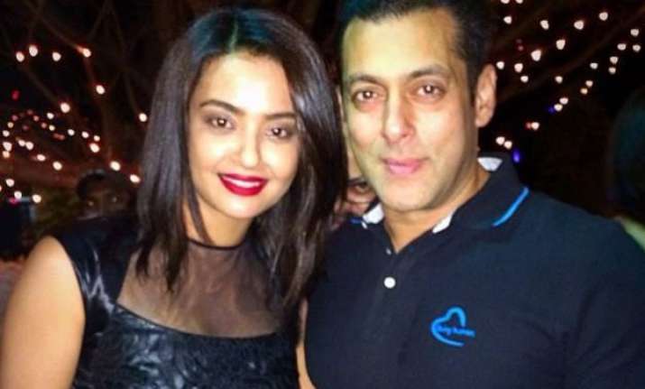bigg boss 9 surveen chawla not to be part of salman s show