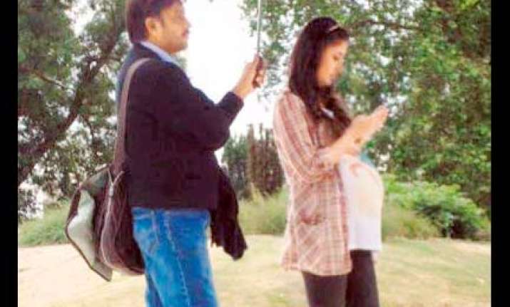 kareena plays a pregnant mom in ra.one