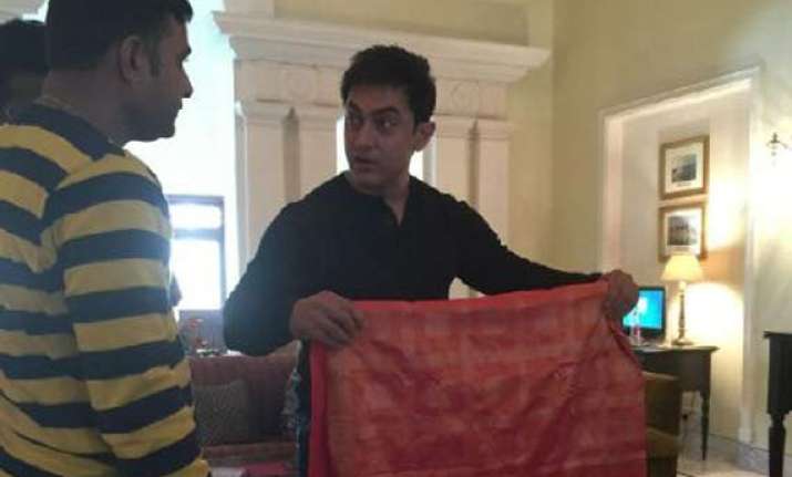 aamir khan spotted buying banarasi sari for anushka sharma