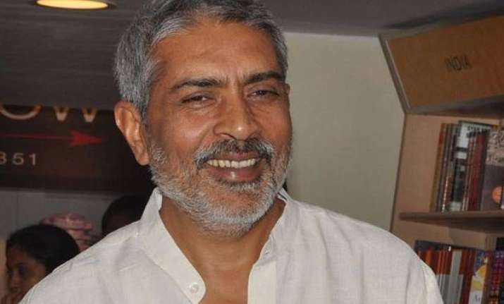 prakash jha to play policeman in directorial jai gangaajal
