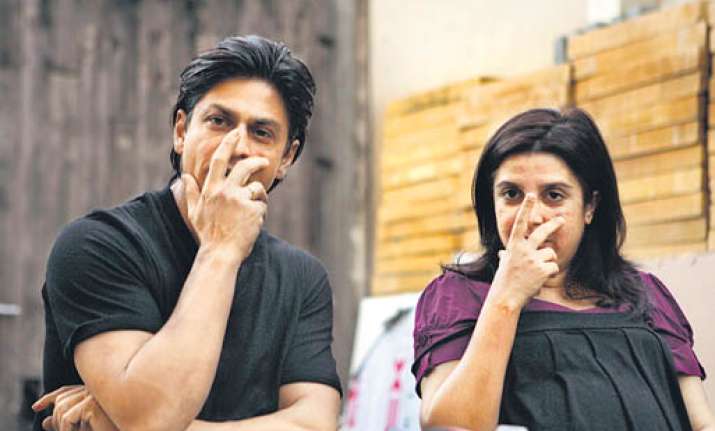 farah mercilessly spoofs srk in tees maar khan