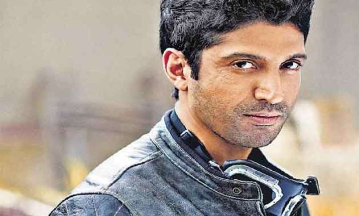 farhan akhtar goes to srinagar for wazir