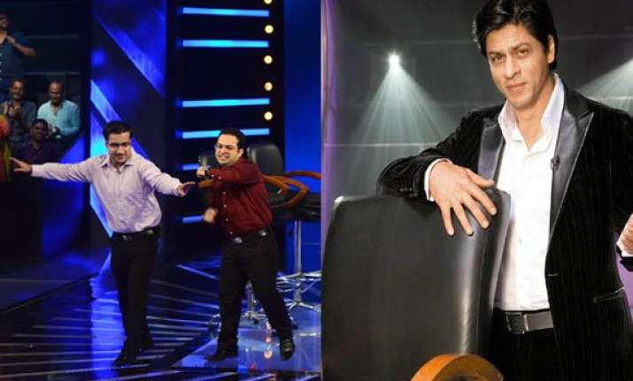 shah rukh surprises kbc jackpot brothers on the sets