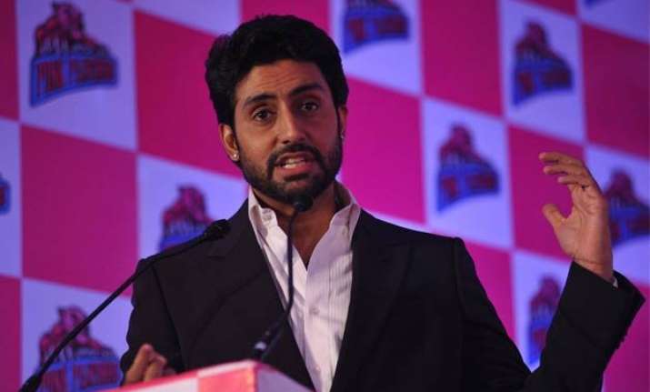 aaradhya supports our team with a hi five abhishek bachchan