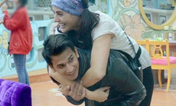 bigg boss 9 omg prince and mandana share an intimate moment