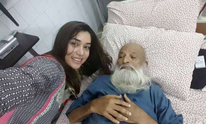 pakistani singer komal rizvi faces ire on social media for