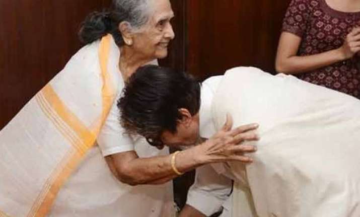 when amitabh bachchan met his mother on her 86th birthday