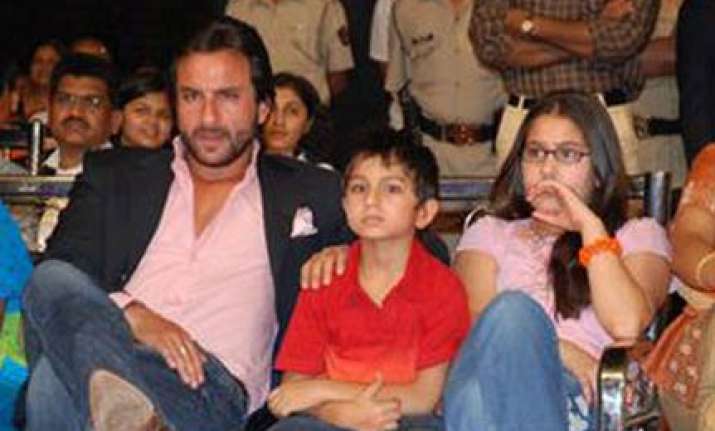 saif s kids turned back from mumbai airport