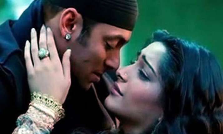 IndiaTv676767_SalmanSonamRomance.jpg