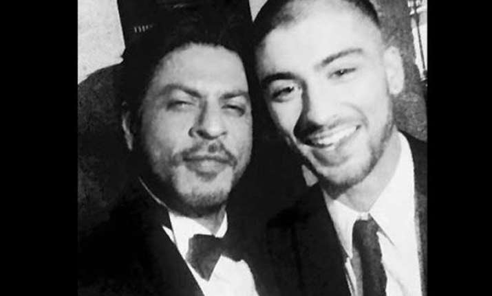 srk s selfie with zayn malik gets 3 353 095 retweets goes