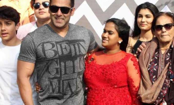 video salman khan s casual dance at sister arpita s baby