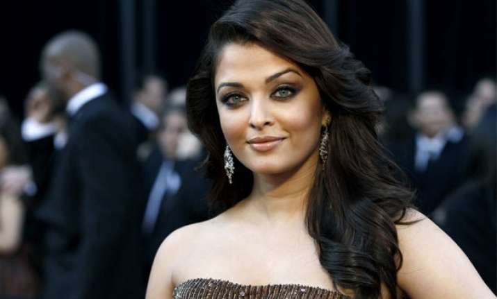 aishwarya gives a perfect reply on being questioned about