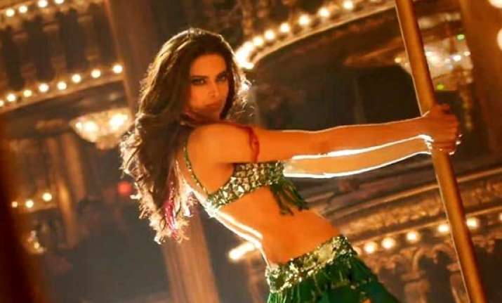 Happy New Year Lovely Song Review Watch Deepika Padukone In Her Sexiest Avatar Ever Watch
