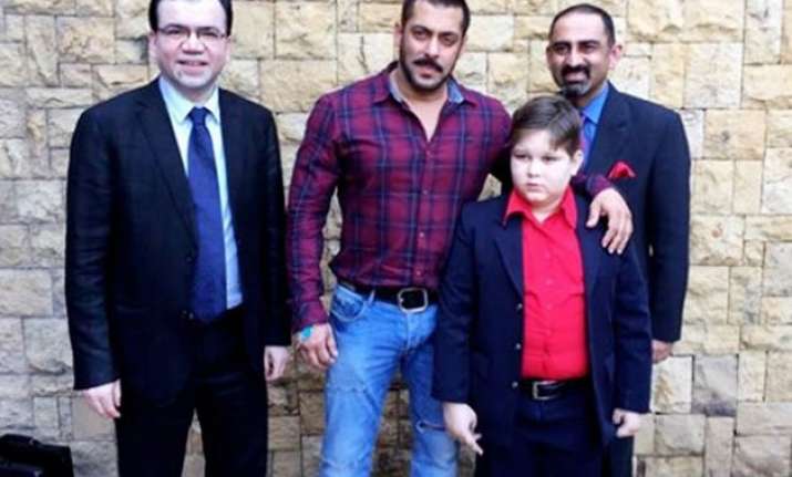 salman khan meets his little fan from pakistan