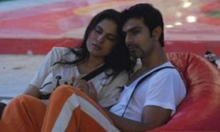 bigg boss deletes veena malik s 10 second nude scene