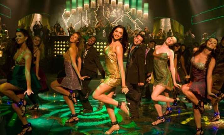 deepika to play dum maaro dum item number