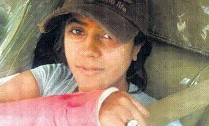 ekta injured after fall in a mumbai pothole