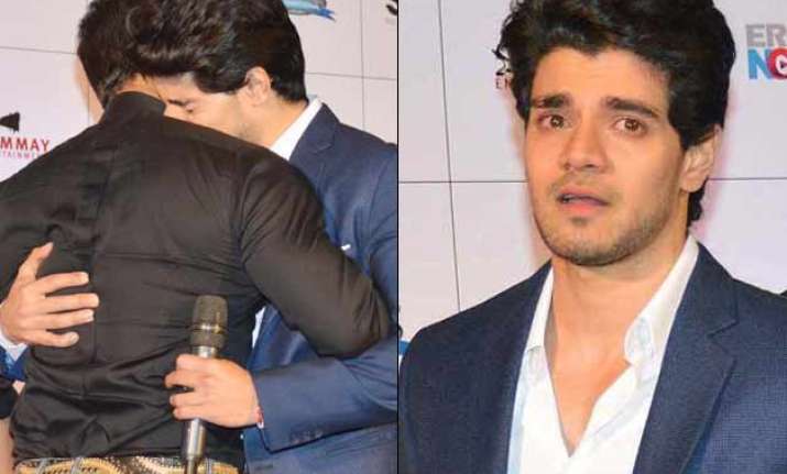 sooraj pancholi in tears with salman khan at hero trailer