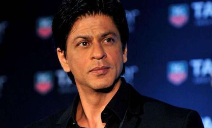 shah rukh khan in all awe for wife gauri khan s satya paul