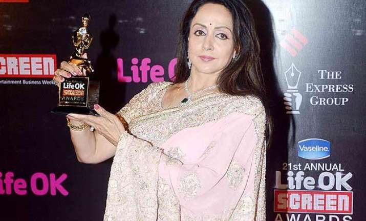 hema malini gets emotional after receiving lifetime