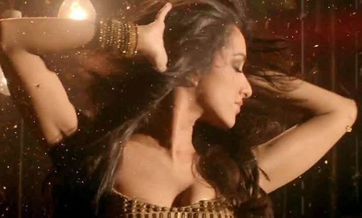 shraddha kapoor shows kinky and funky moves in ungli s item