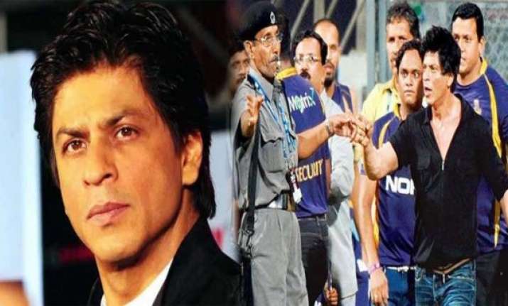 fir against shah rukh khan for hurling abuses during