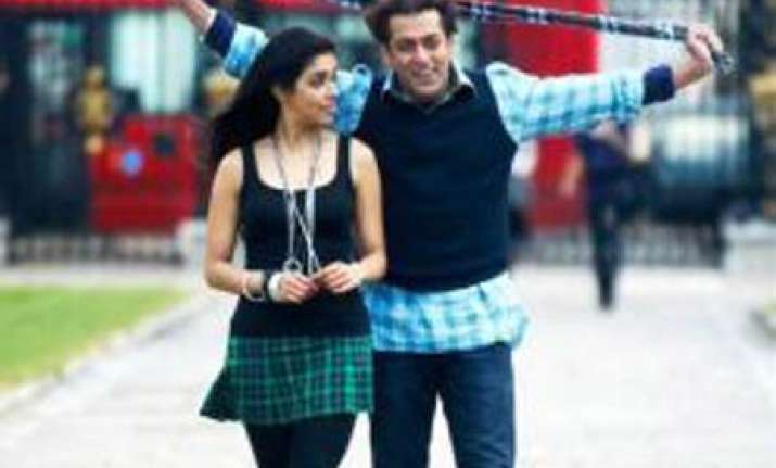 asin denies steamy scene with salman khan in mumbai ready