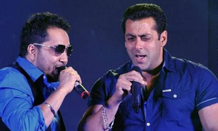 team bajrangi bhaijaan in delhi salman sings with mika
