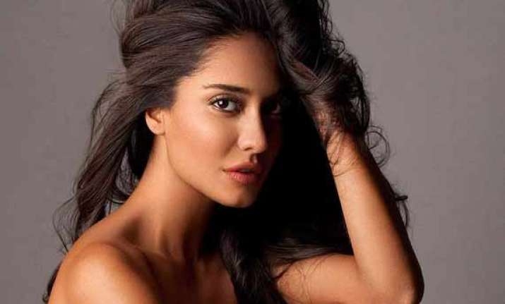 lisa haydon suffering from dengue