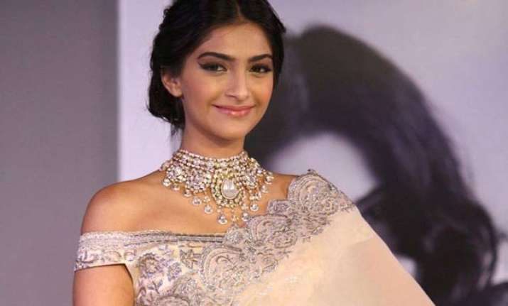 sonam kapoor got emotional after meeting neerja bhanot s