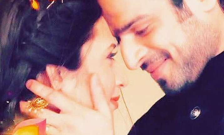 Karan Patel-Divyanka Tripathi gets cozy and romances like Shah Rukh