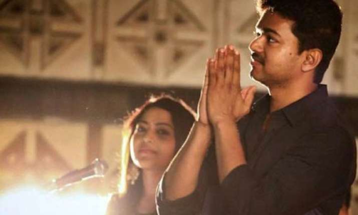 vijay assures release of kaththi on wednesday