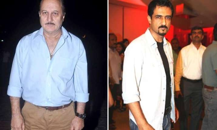 anupam kher sanjay suri supports kashmiri pandits on 25