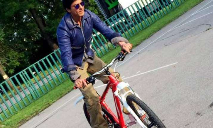 srk performs really cool car stunts in dilwale