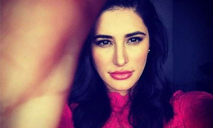 nargis fakhri clicks pink selfie to support breast cancer