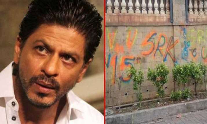 srk shocked after fan leaves graffiti on mannat wall