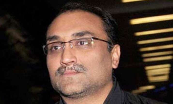 aditya chopra begins prepping for befikre in paris