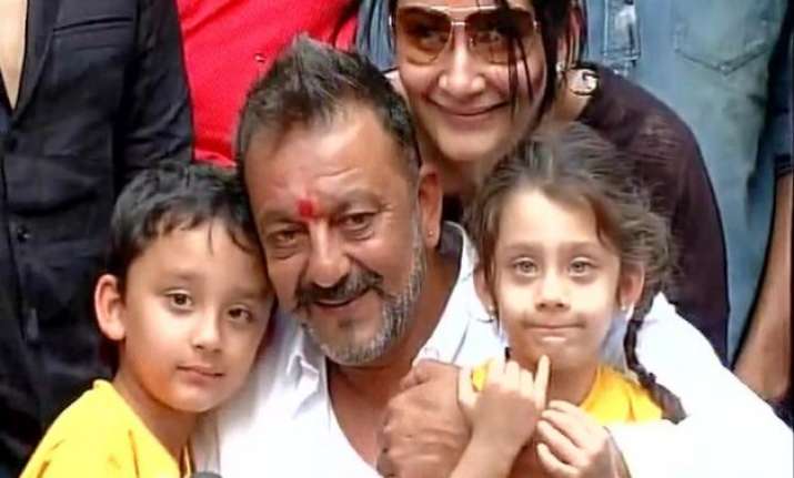 good husband sanjay dutt gives rs 440 to best half manyata