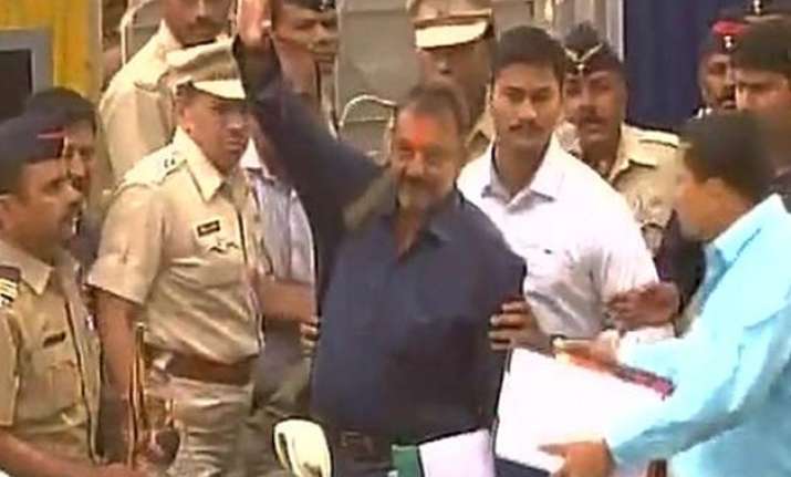 sanjay dutt reaches mumbai visits siddhivinayak and mother