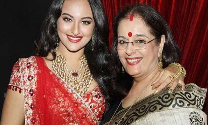 sonakshi sinha s mother surprises her on indian idol junior