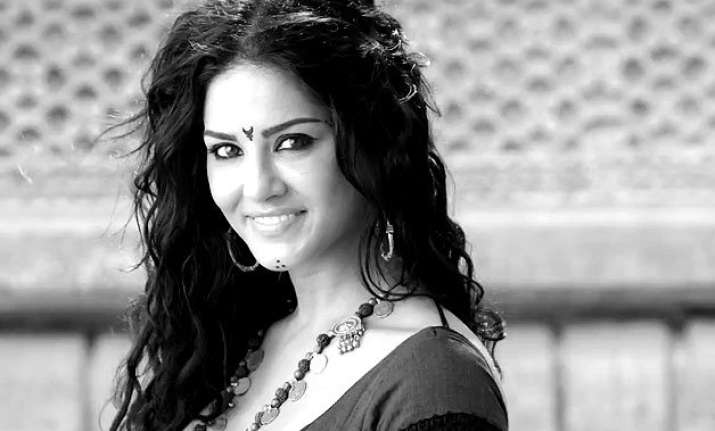 sunny leone troubling boys with her hot ek paheli leela