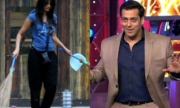 bigg boss 8 salman apologises to minissha makes fun of
