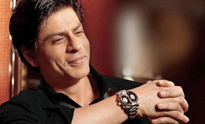 shah rukh khan receives autographed copy of the alchemist