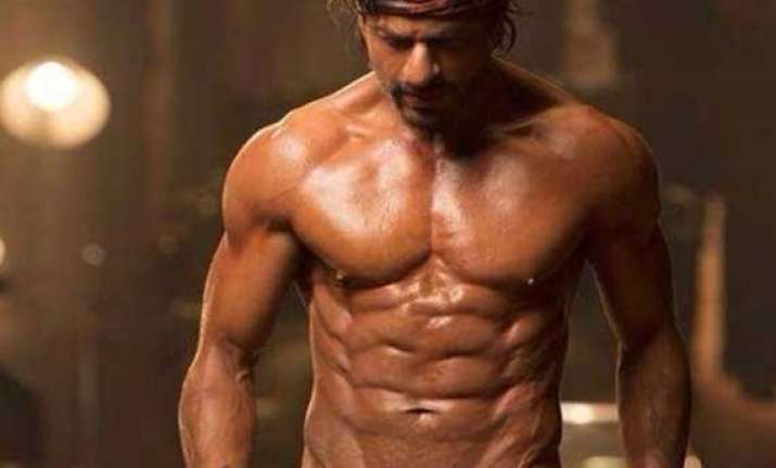 gauri says shah rukh s eight pack looks fabulous in happy