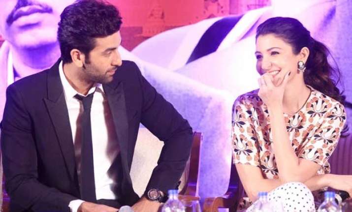 ranbir kapoor flirts with anushka sharma during bombay