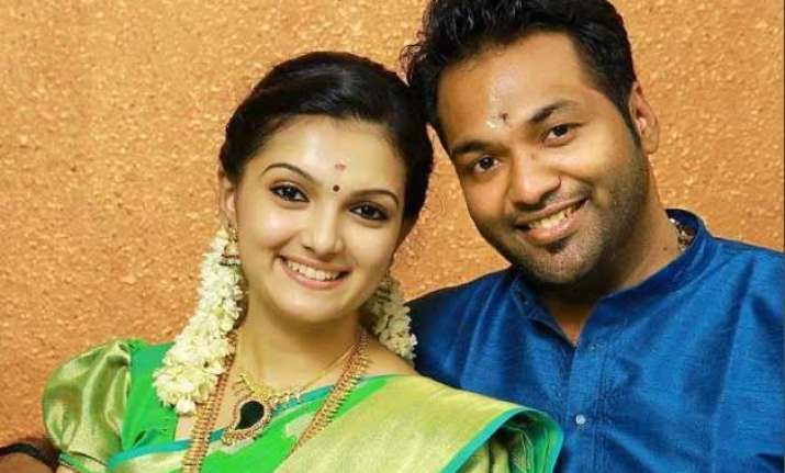 southern actress saranya mohan gets secretly engaged to