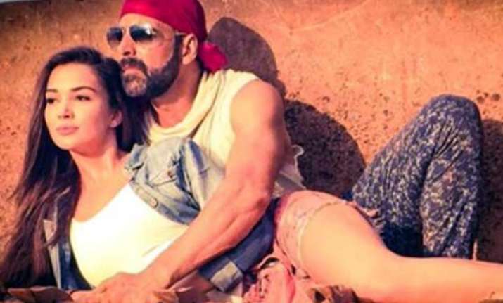 akshay kumar cosies up with amy in singh is bliing