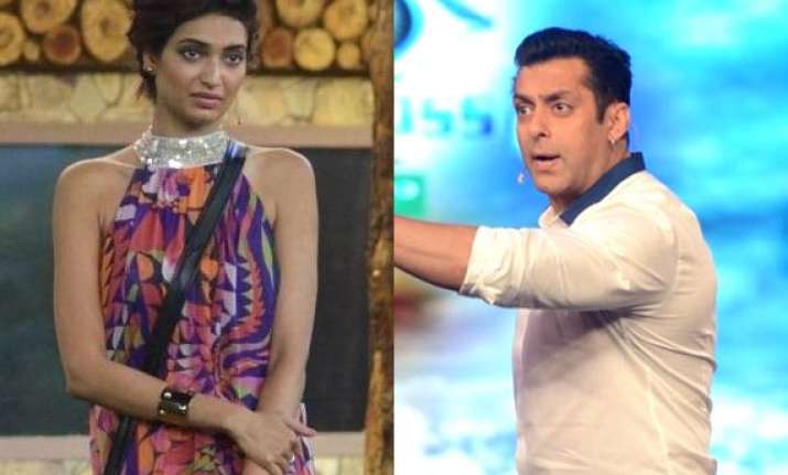 bigg boss 8 salman khan gets furious on karishma diandra